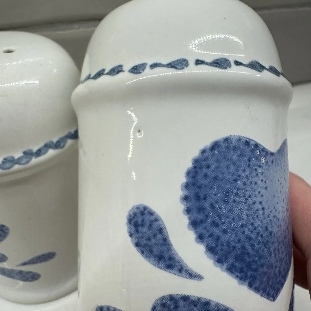 Vintage 1992 House Of Lloyd Country Farmhouse Salt & Pepper Shakers Blue Hearts‎